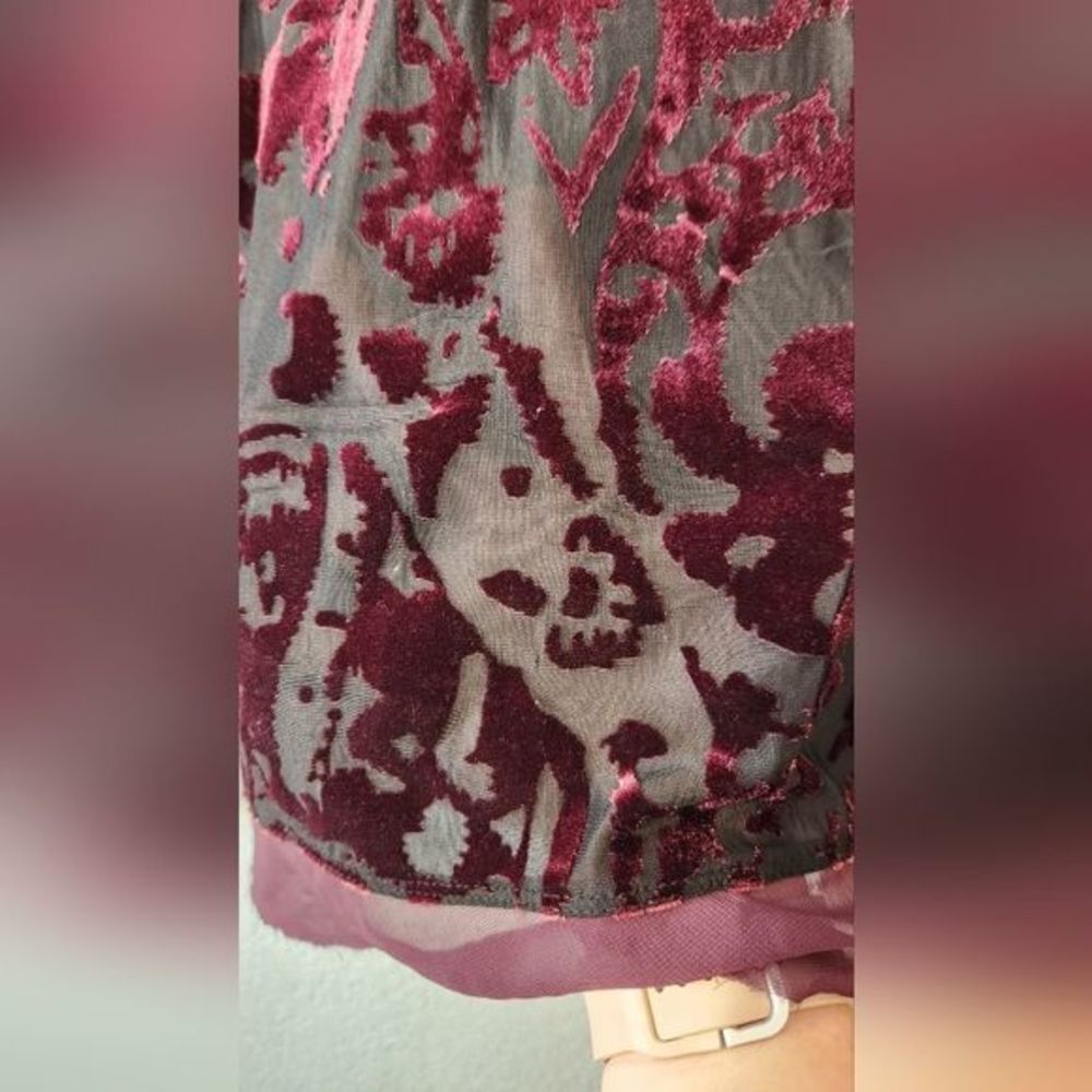 Simply Vera Wang Textured Maroon Top, Size‎ PS - Picture 3 of 6